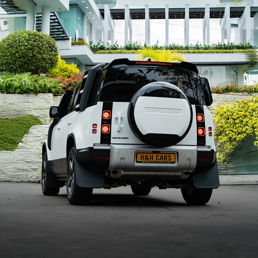 Land Rover Defender (White)