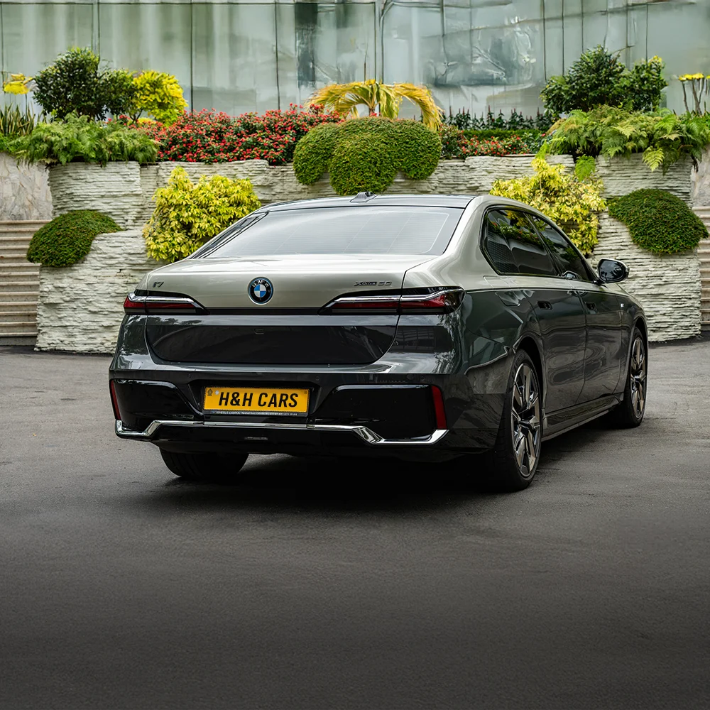 BMW i7 (Black)