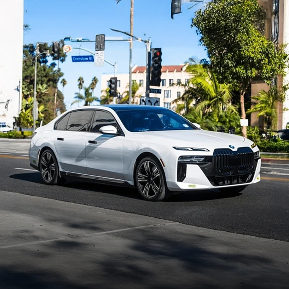 BMW i7 (White)